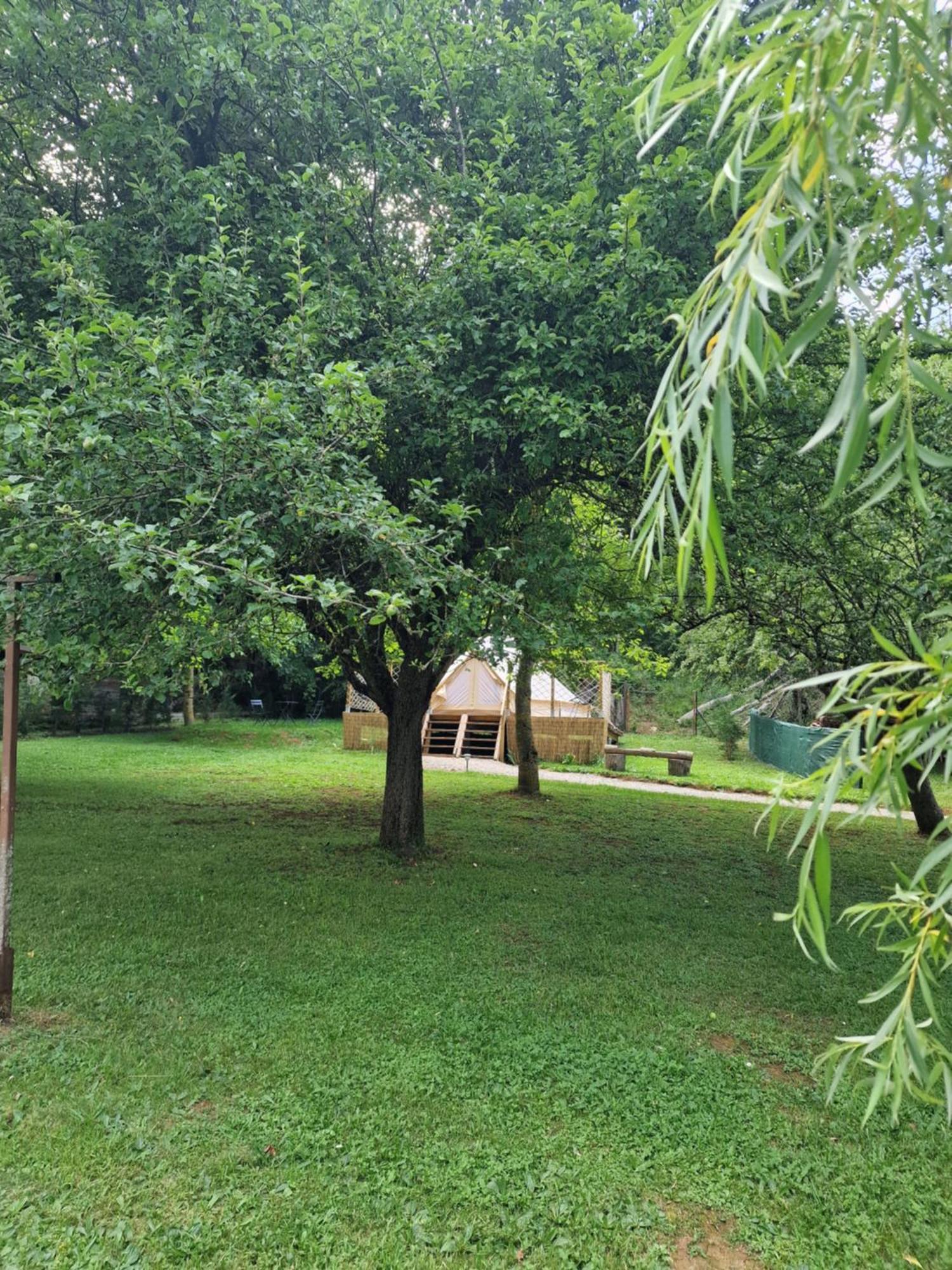 Lodge Tente Les Pommiers Glamping O Rendez-Vous En Demi-Pension Roquefeuil Esterno foto